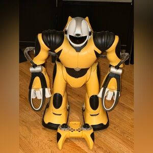 WowWee Robosapien V2 Humanoid Rare Yellow Robot w/Remote TESTED & FUNCTIONAL